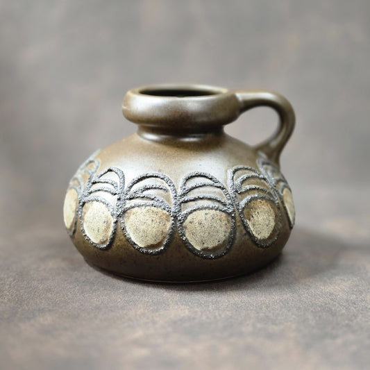 Olivbrauner Vintage-Krug mit Reliefdekor, gefertigt in der DDR von VEB Haldensleben, 60er/70er Jahre, Mid-Century Design.