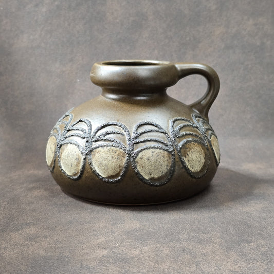 Olivbrauner Vintage-Krug mit Reliefdekor, gefertigt in der DDR von VEB Haldensleben, 60er/70er Jahre, Mid-Century Design.