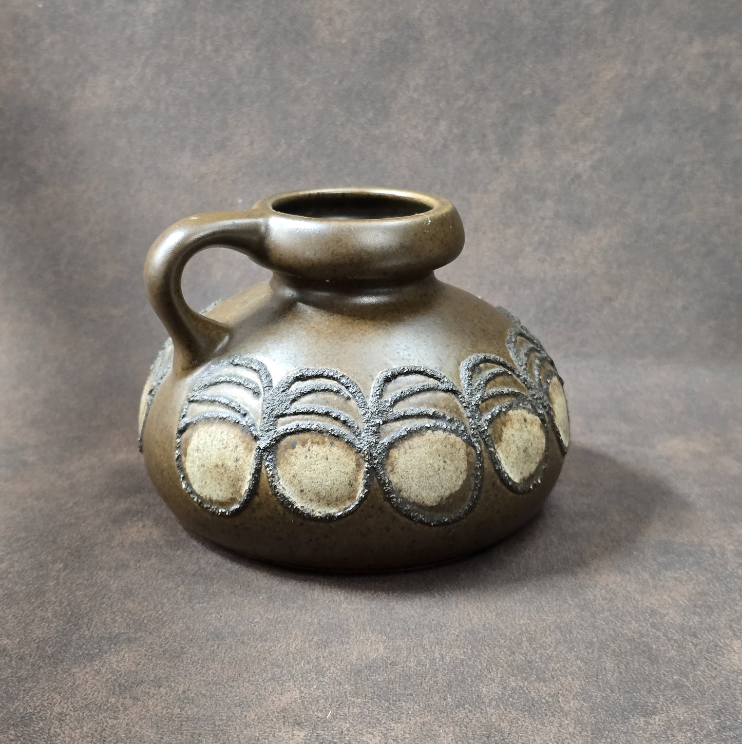 Olivbrauner Vintage-Krug mit Reliefdekor, gefertigt in der DDR von VEB Haldensleben, 60er/70er Jahre, Mid-Century Design.