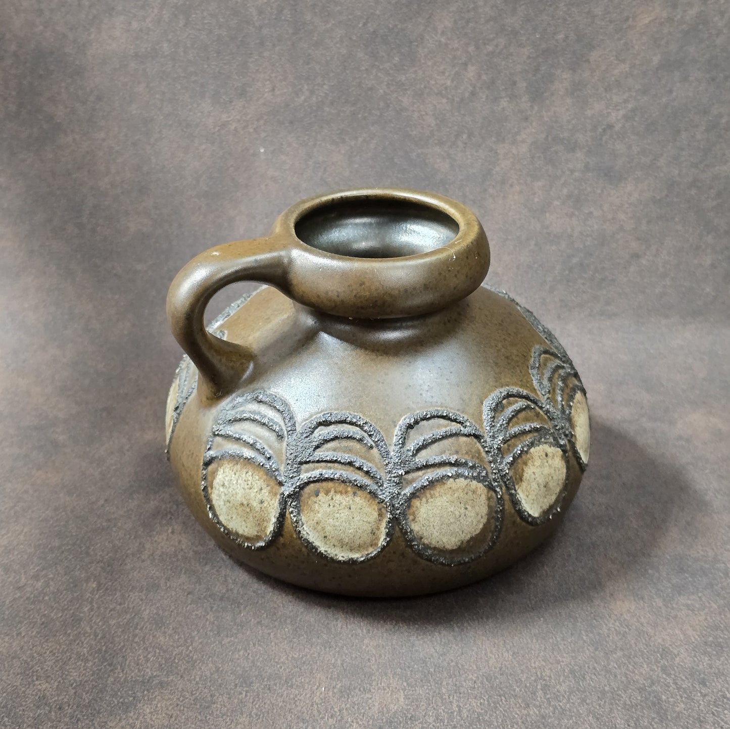 Olivbrauner Vintage-Krug mit Reliefdekor, gefertigt in der DDR von VEB Haldensleben, 60er/70er Jahre, Mid-Century Design.