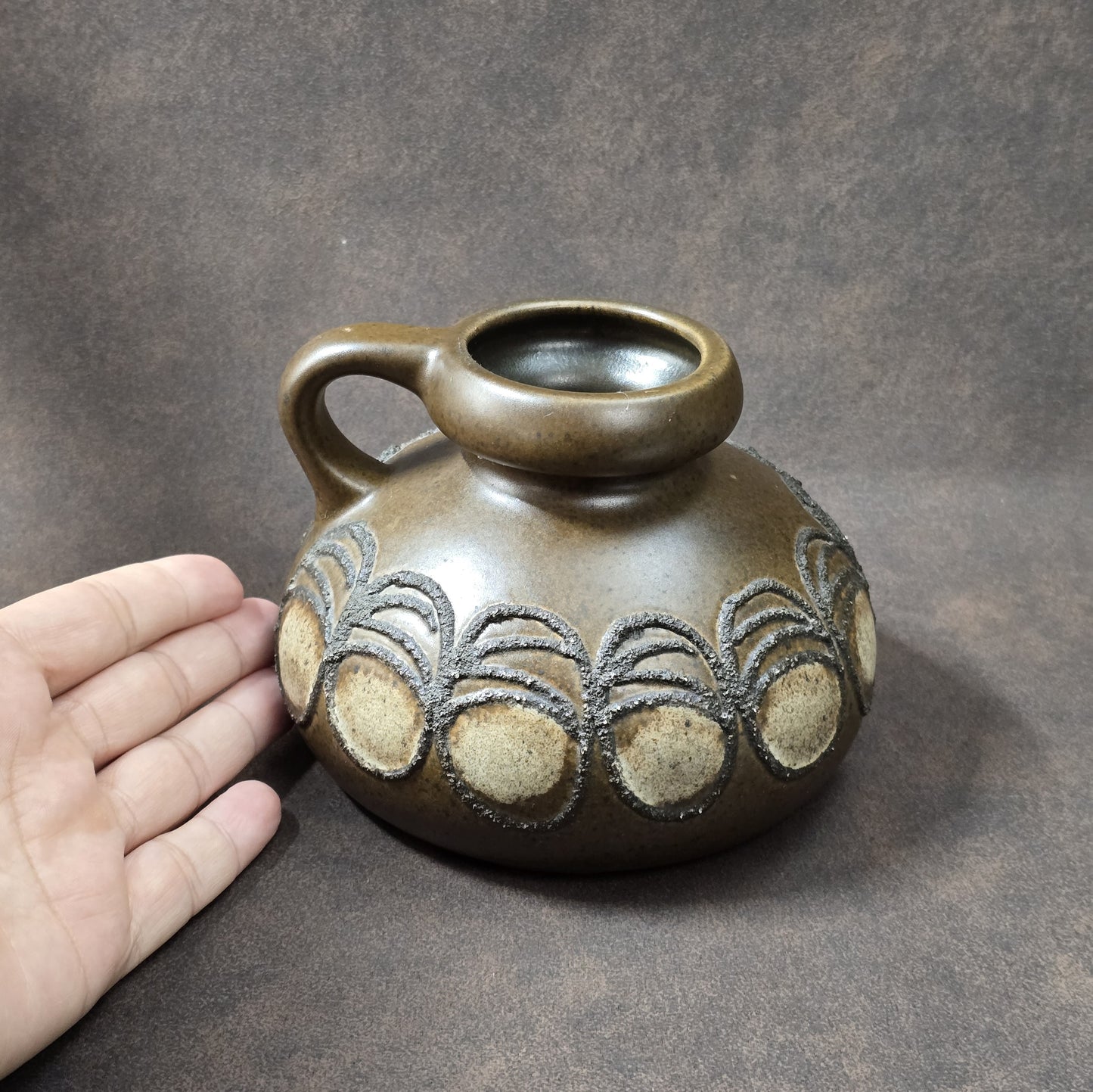 Olivbrauner Vintage-Krug mit Reliefdekor, gefertigt in der DDR von VEB Haldensleben, 60er/70er Jahre, Mid-Century Design.