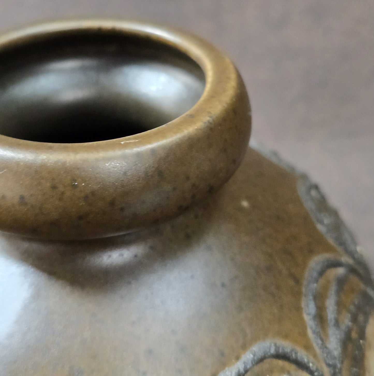 Olivbrauner Vintage-Krug mit Reliefdekor, gefertigt in der DDR von VEB Haldensleben, 60er/70er Jahre, Mid-Century Design.