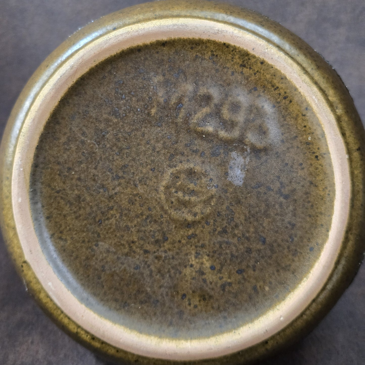Olivbrauner Vintage-Krug mit Reliefdekor, gefertigt in der DDR von VEB Haldensleben, 60er/70er Jahre, Mid-Century Design.