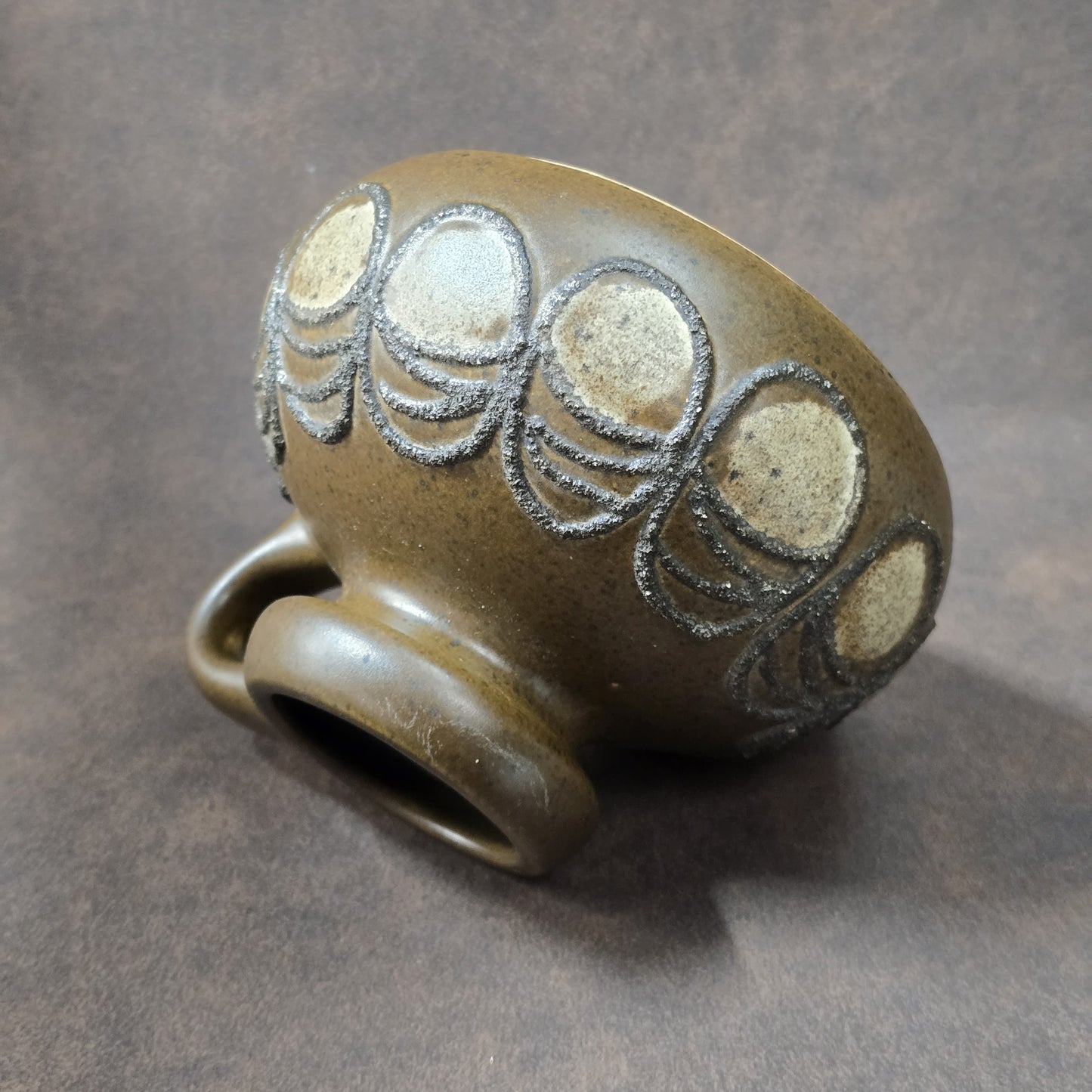 Olivbrauner Vintage-Krug mit Reliefdekor, gefertigt in der DDR von VEB Haldensleben, 60er/70er Jahre, Mid-Century Design.