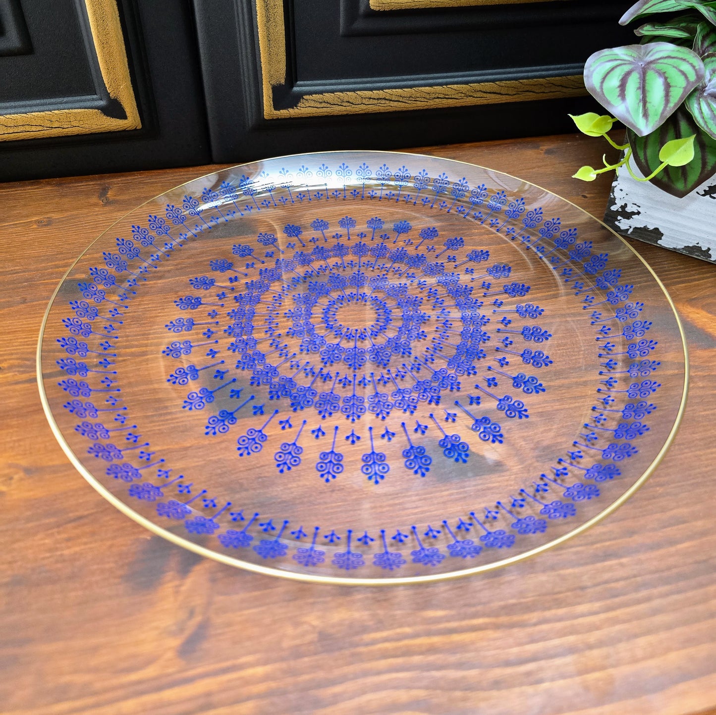 Vintage Kuchenplatte aus DDR-Glas von Thermoform Olbernhau, 31 cm, mit blauem Blumenmuster & Goldrand – perfekt zum Servieren von Kuchen, Gebäck oder Aufschnitt.