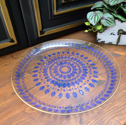 Vintage Kuchenplatte aus DDR-Glas von Thermoform Olbernhau, 31 cm, mit blauem Blumenmuster & Goldrand – perfekt zum Servieren von Kuchen, Gebäck oder Aufschnitt.