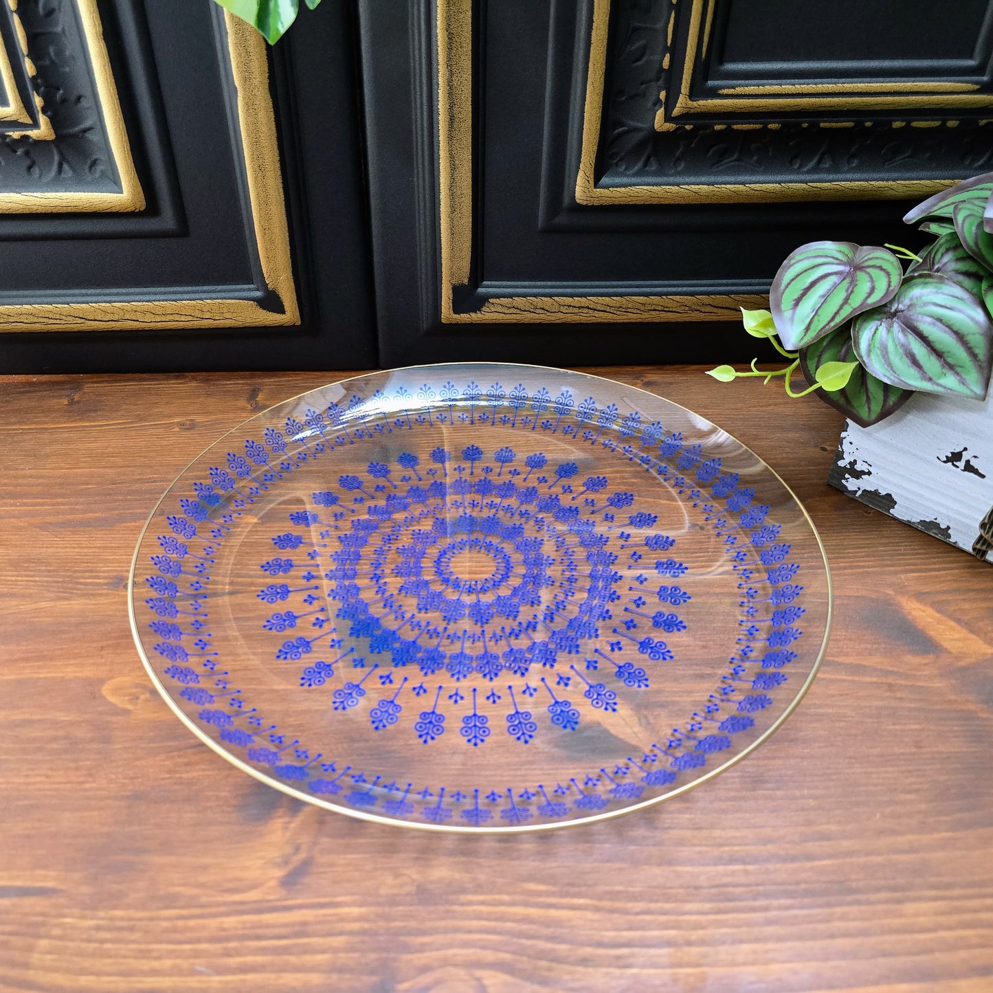 Vintage Kuchenplatte aus DDR-Glas von Thermoform Olbernhau, 31 cm, mit blauem Blumenmuster & Goldrand – perfekt zum Servieren von Kuchen, Gebäck oder Aufschnitt.