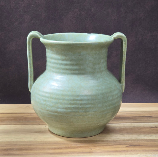 Art-Déco-Vase von Villeroy & Boch Torgau in grünlicher Seladonglasur mit Doppelhenkel, handgefertigt um 1930.