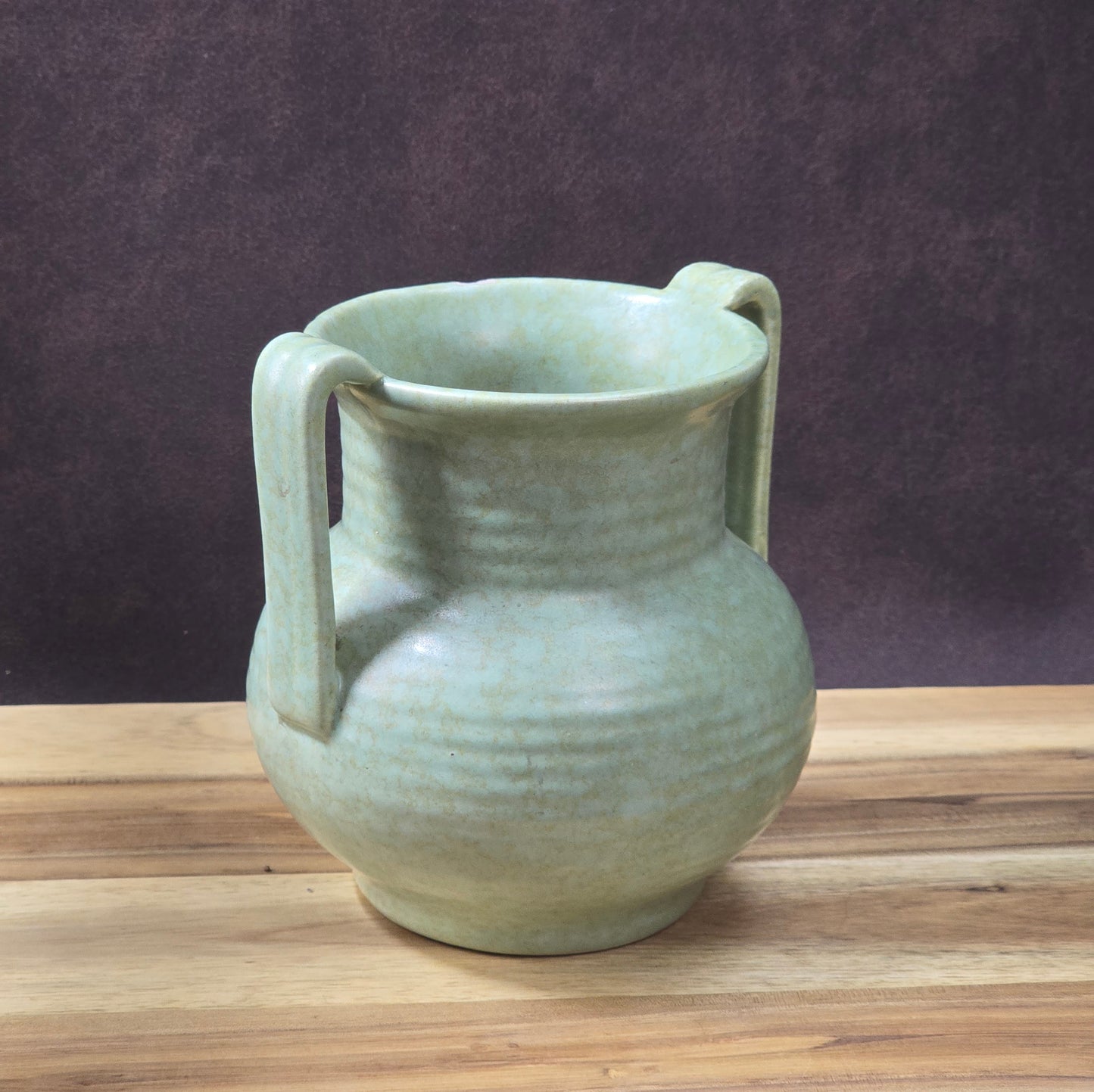 Art-Déco-Vase von Villeroy & Boch Torgau in grünlicher Seladonglasur mit Doppelhenkel, handgefertigt um 1930.