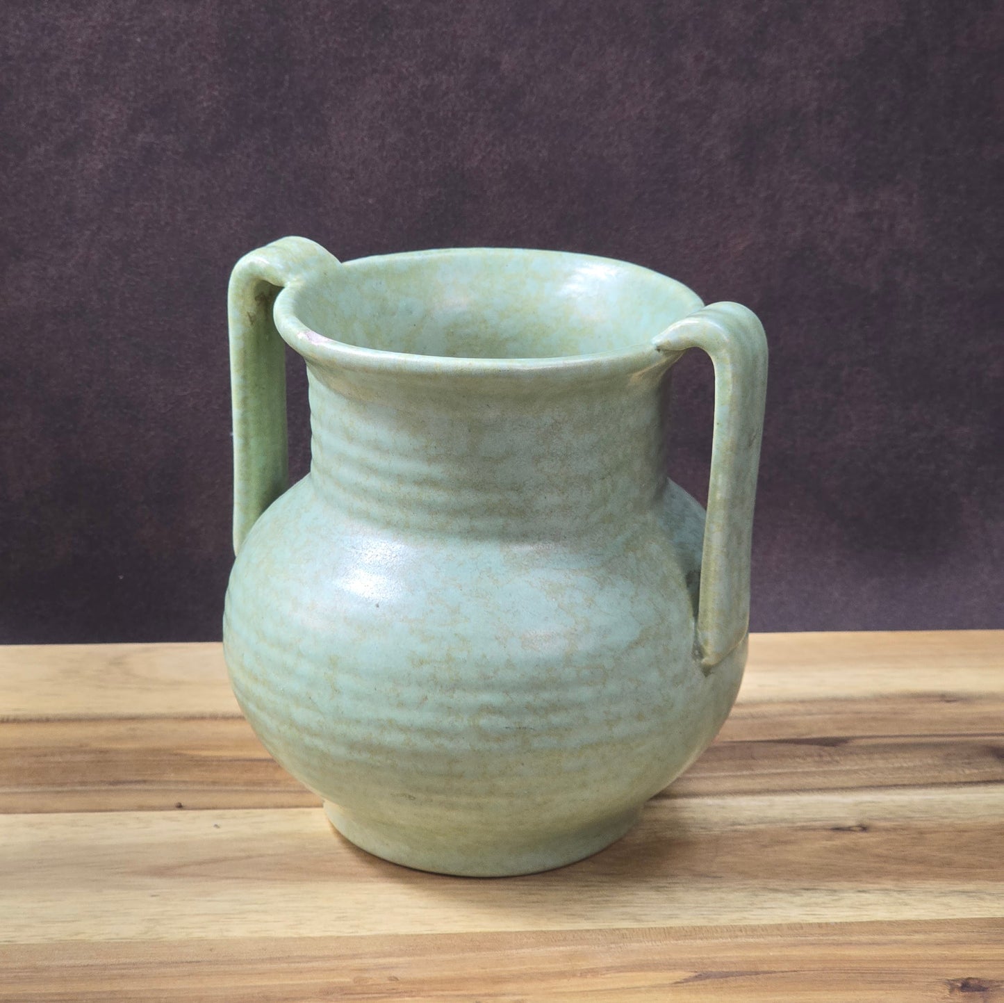 Art-Déco-Vase von Villeroy & Boch Torgau in grünlicher Seladonglasur mit Doppelhenkel, handgefertigt um 1930.