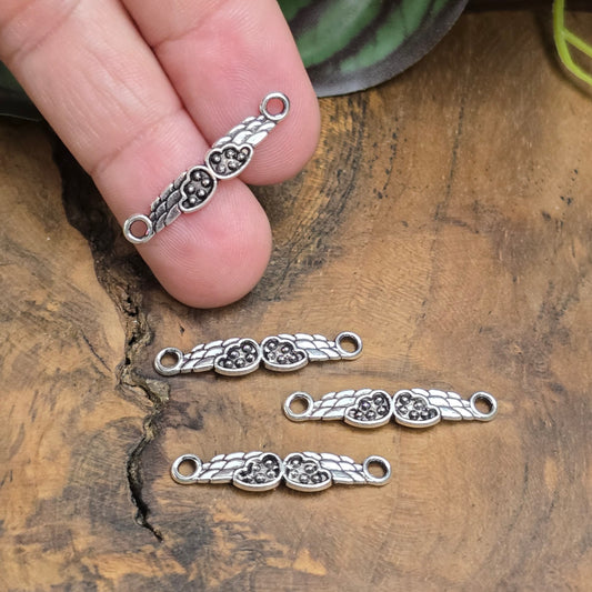 4 Verbinder Engelsflügel mit Herz – DIY-Zubehör für Armbänder & Ketten. Antik silberfarben, romantisch, stabil & vielseitig – perfekt für kreative Schmuckideen.