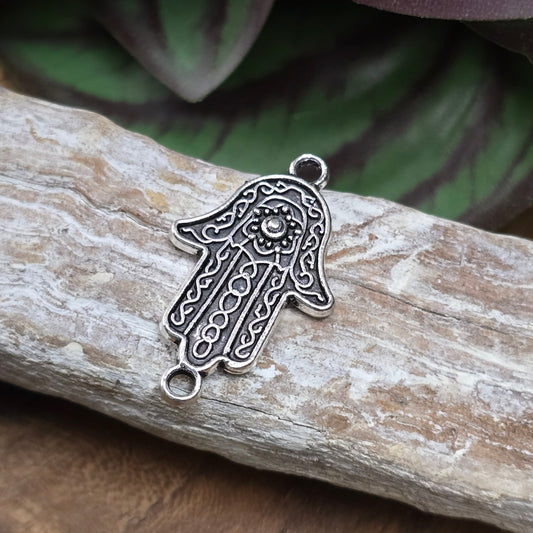 2 Schmuckverbinder „Hamsa Hand“ aus Zamak – antik silberfarben, 34 mm – ideal für Armbänder, Ohrringe & spirituelle DIY-Projekte.