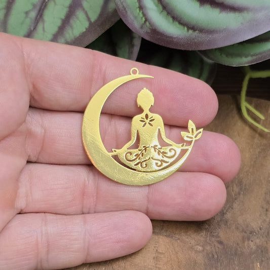 Vergoldeter Edelstahl-Anhänger „Buddha im Mond“, 36 mm – ideal für Chakraschmuck, spirituelle Halsketten & Meditation. Hochwertig verarbeitet & symbolträchtig.