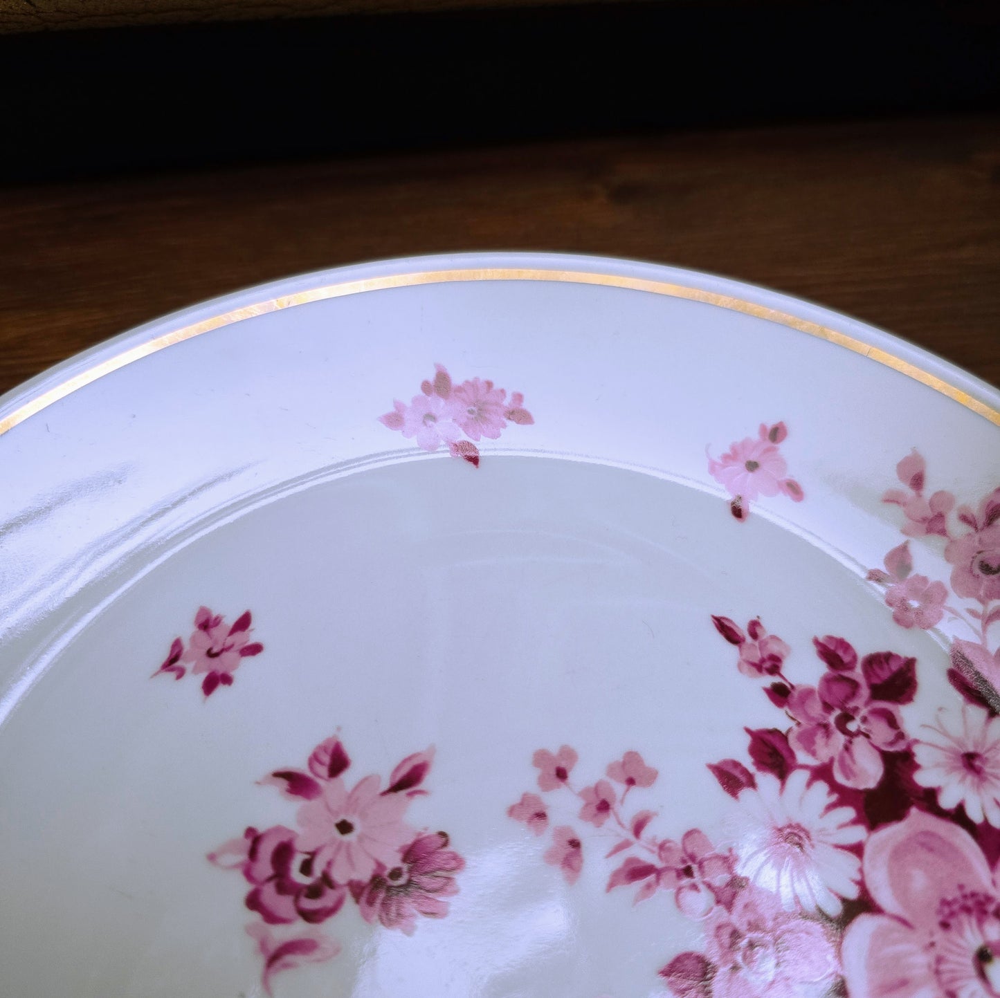 Vintage-Gedeck aus der DDR: Tasse, Untertasse & Kuchenteller von Fine China Lichte mit purpurfarbenem Blumenmotiv & Goldrand – stilvoll & sammelwürdig.