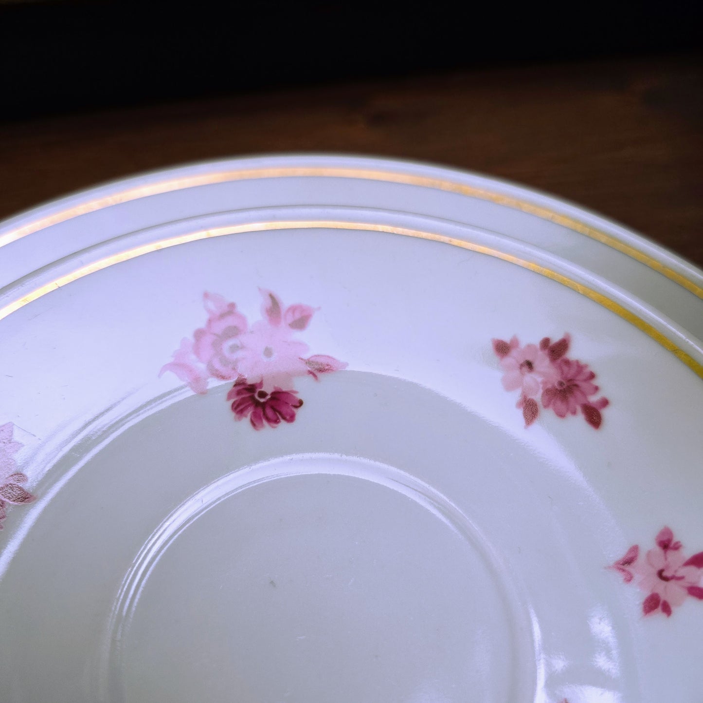 Vintage-Gedeck aus der DDR: Tasse, Untertasse & Kuchenteller von Fine China Lichte mit purpurfarbenem Blumenmotiv & Goldrand – stilvoll & sammelwürdig.