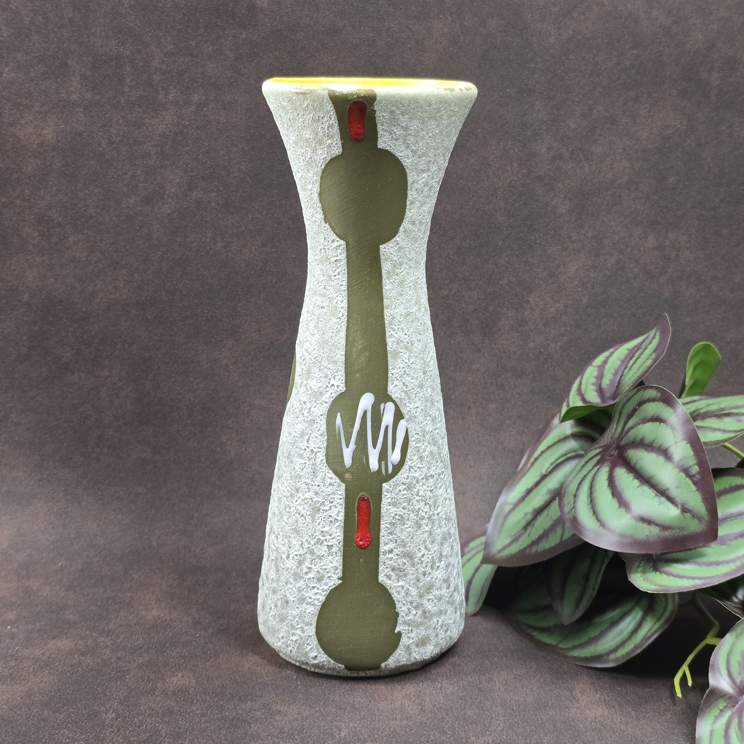 Vintage-Keramikvase Jasba 602/19 aus den 60ern – grün-weiß mit sonnengelbem Innenraum, Putzstruktur, guter Zustand. Charmanter Designklassiker für dein Zuhause.