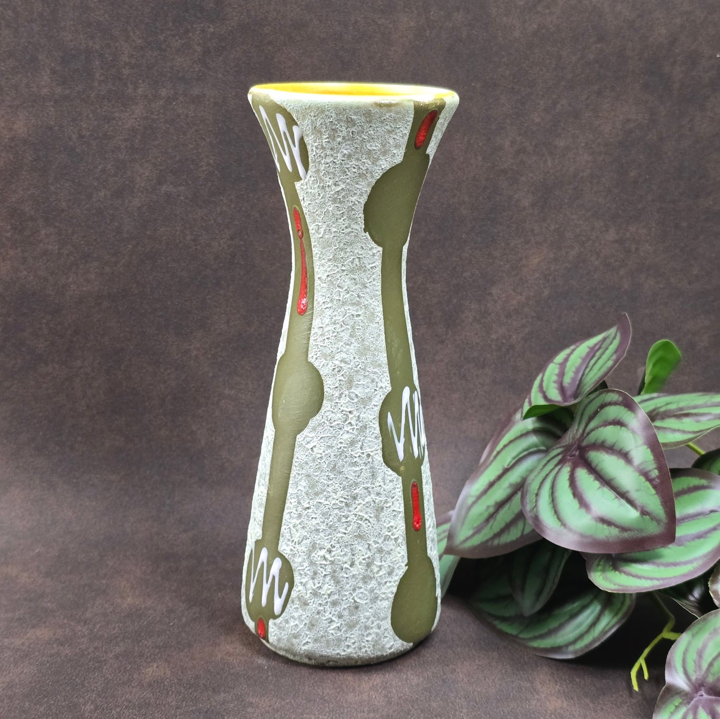 Vintage-Keramikvase Jasba 602/19 aus den 60ern – grün-weiß mit sonnengelbem Innenraum, Putzstruktur, guter Zustand. Charmanter Designklassiker für dein Zuhause.