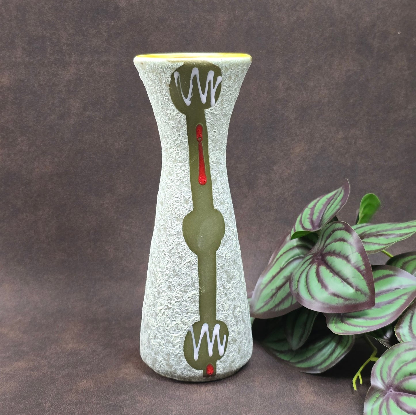 Vintage-Keramikvase Jasba 602/19 aus den 60ern – grün-weiß mit sonnengelbem Innenraum, Putzstruktur, guter Zustand. Charmanter Designklassiker für dein Zuhause.