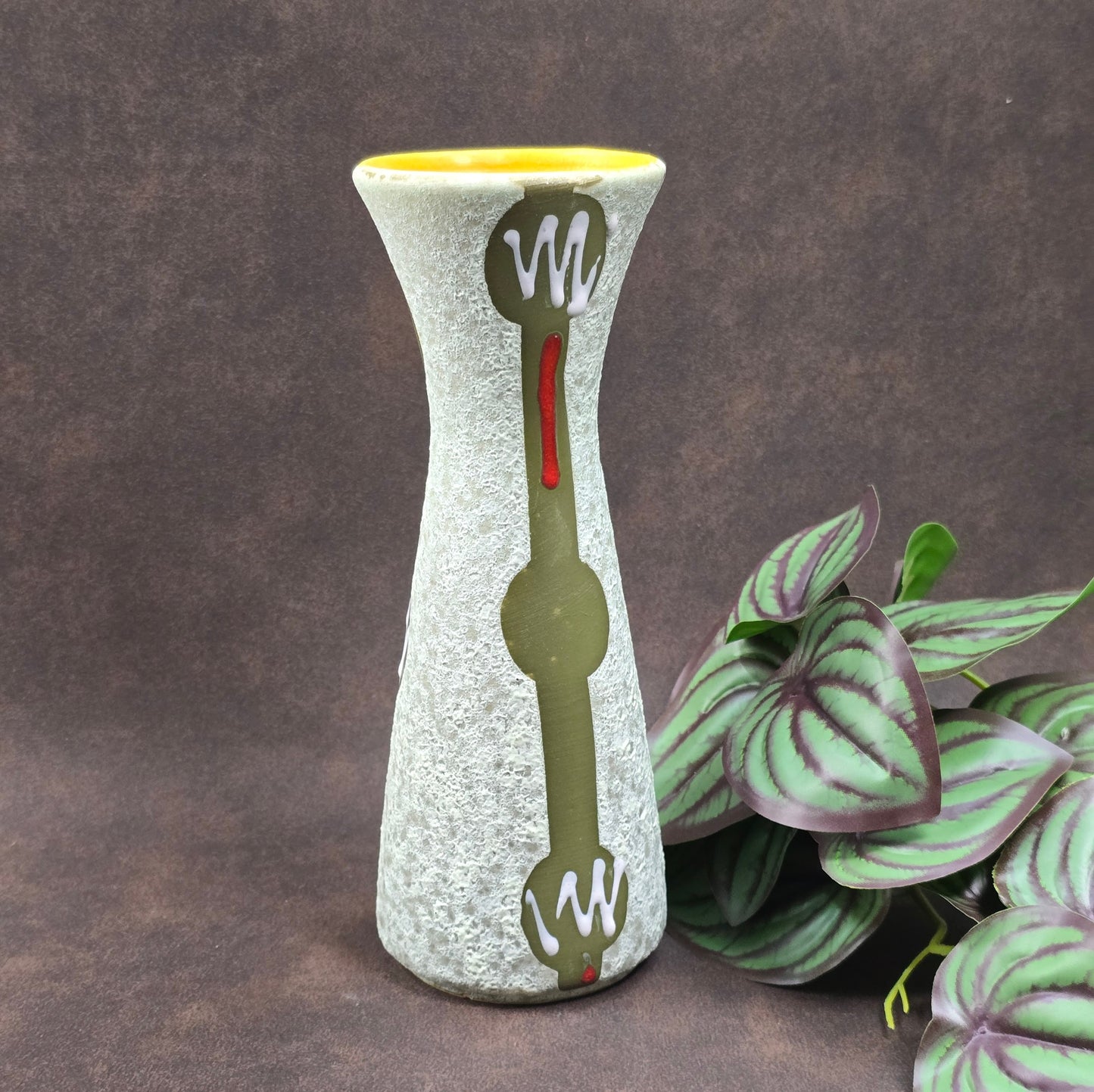Vintage-Keramikvase Jasba 602/19 aus den 60ern – grün-weiß mit sonnengelbem Innenraum, Putzstruktur, guter Zustand. Charmanter Designklassiker für dein Zuhause.
