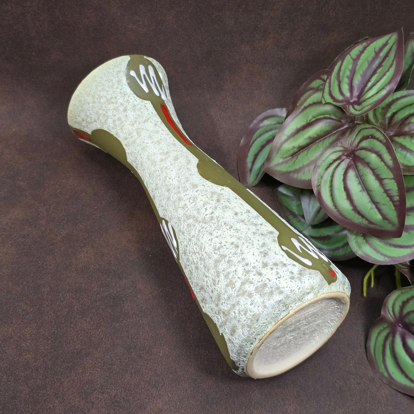 Vintage-Keramikvase Jasba 602/19 aus den 60ern – grün-weiß mit sonnengelbem Innenraum, Putzstruktur, guter Zustand. Charmanter Designklassiker für dein Zuhause.