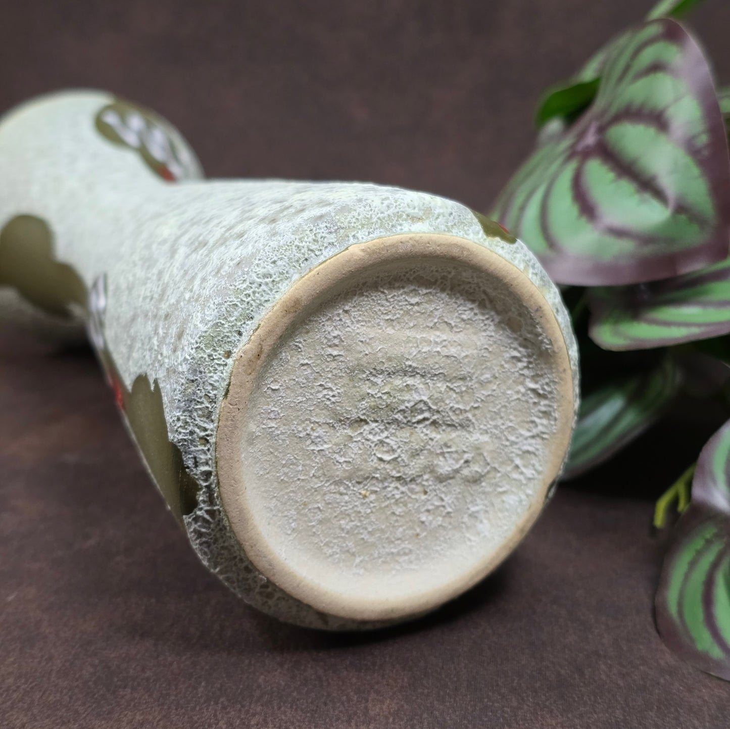 Vintage-Keramikvase Jasba 602/19 aus den 60ern – grün-weiß mit sonnengelbem Innenraum, Putzstruktur, guter Zustand. Charmanter Designklassiker für dein Zuhause.