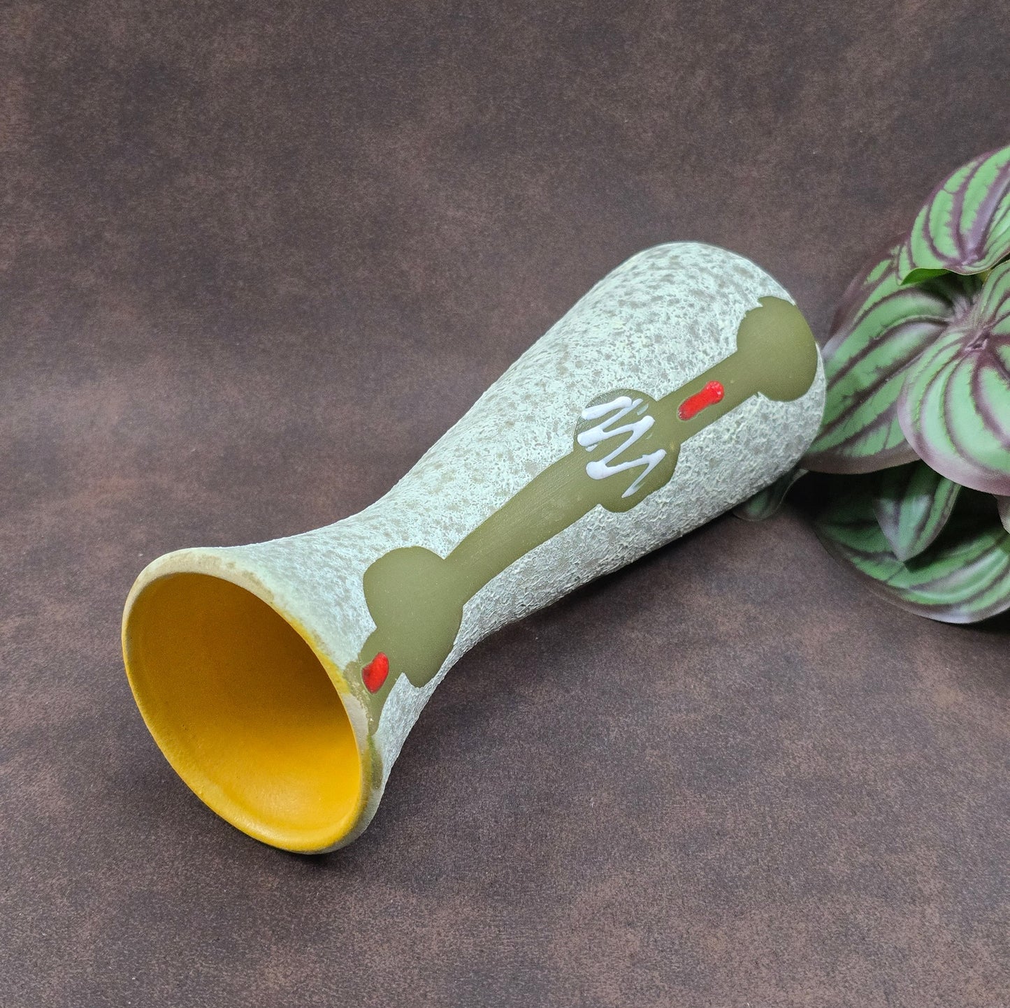 Vintage-Keramikvase Jasba 602/19 aus den 60ern – grün-weiß mit sonnengelbem Innenraum, Putzstruktur, guter Zustand. Charmanter Designklassiker für dein Zuhause.