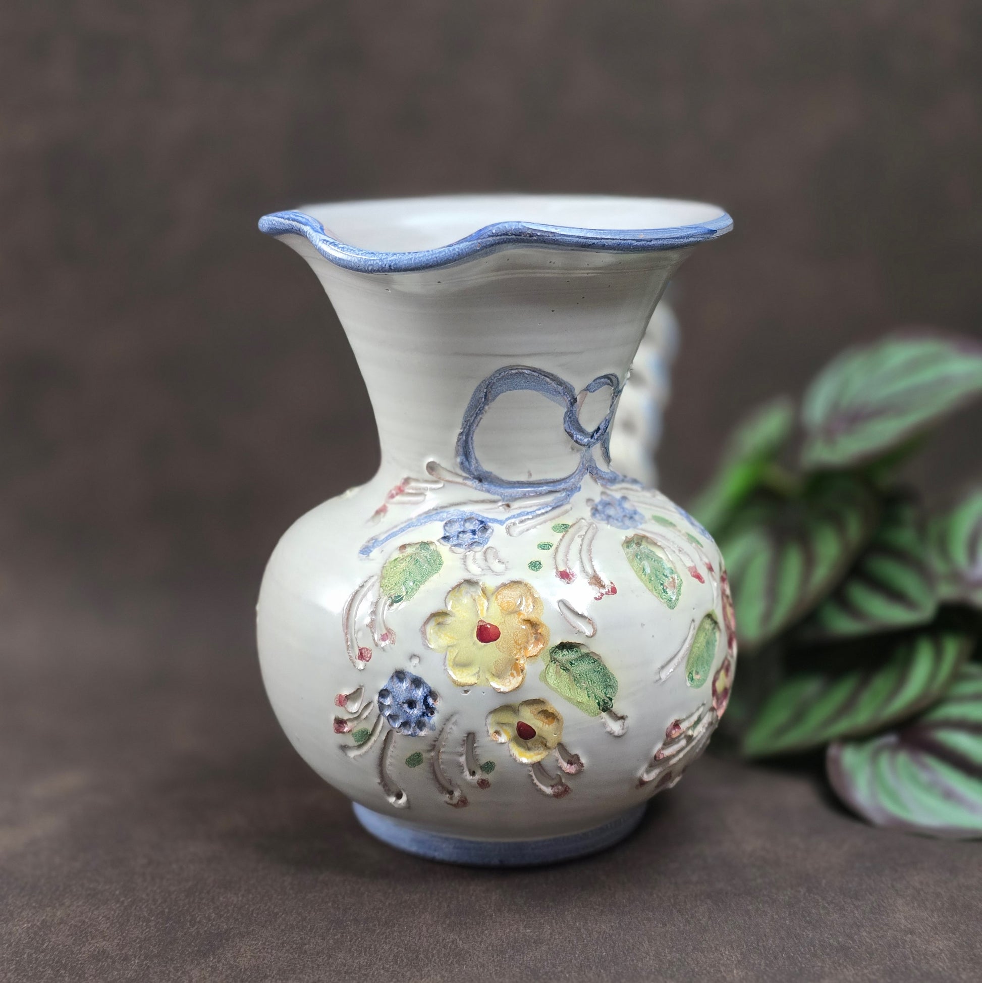 Vintage-Krug von Ainring Keramik, 1970er Jahre. Handarbeit mit Blumendekor & geflochtenem Griff. Leichte Unregelmäßigkeiten – ein echtes Unikat mit Charme!