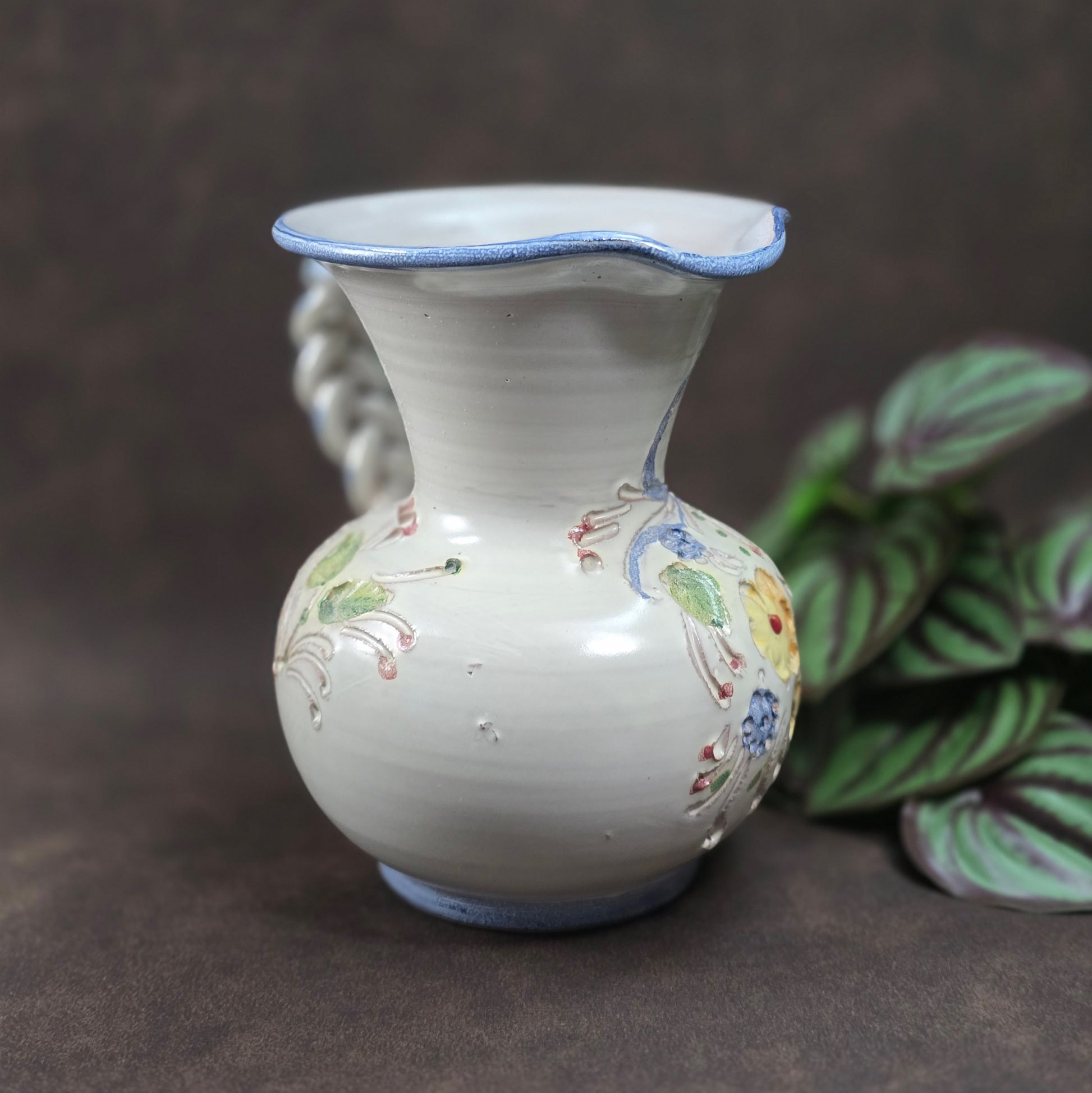 Vintage-Krug von Ainring Keramik, 1970er Jahre. Handarbeit mit Blumendekor & geflochtenem Griff. Leichte Unregelmäßigkeiten – ein echtes Unikat mit Charme!