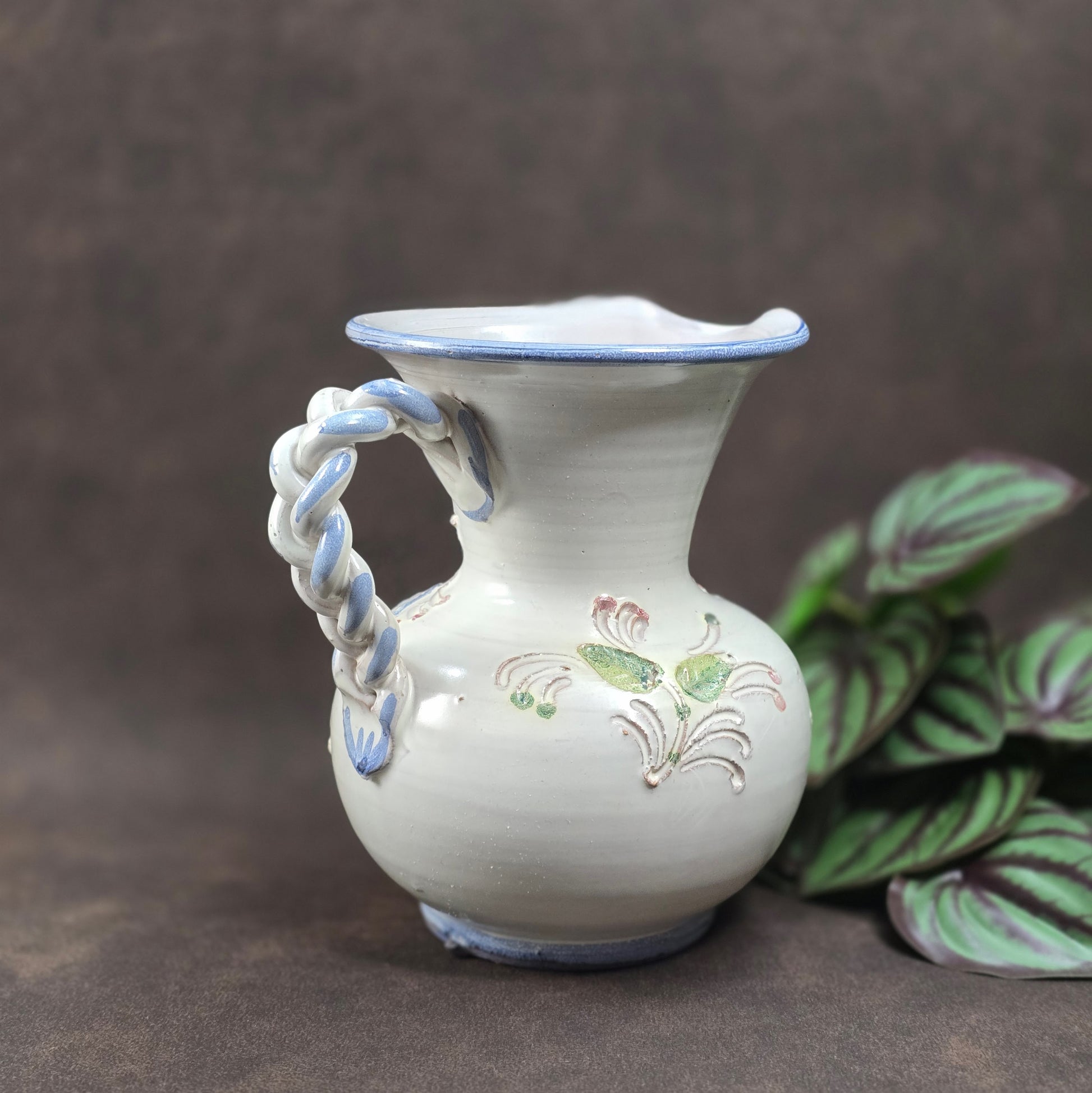 Vintage-Krug von Ainring Keramik, 1970er Jahre. Handarbeit mit Blumendekor & geflochtenem Griff. Leichte Unregelmäßigkeiten – ein echtes Unikat mit Charme!