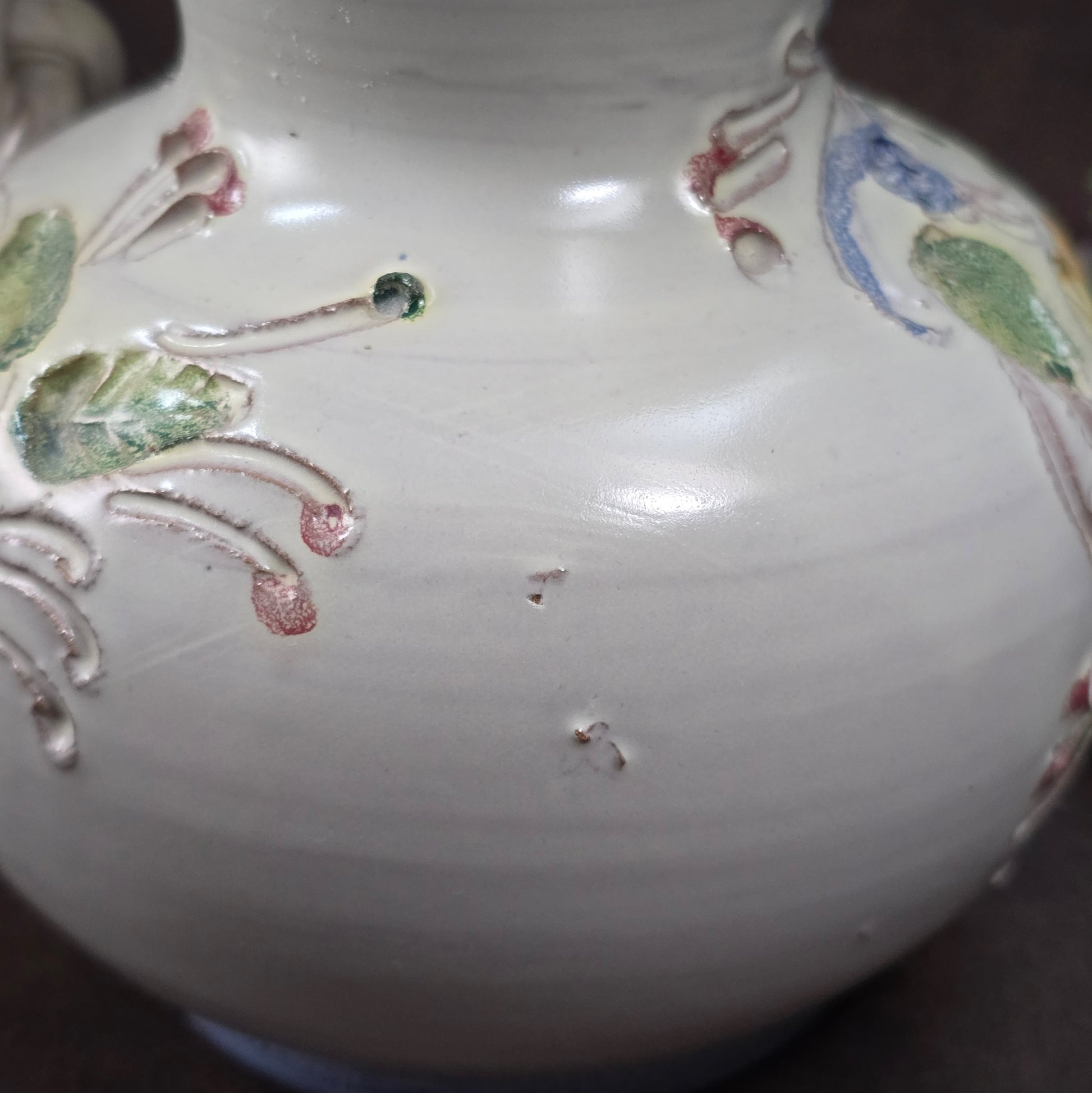 Vintage-Krug von Ainring Keramik, 1970er Jahre. Handarbeit mit Blumendekor & geflochtenem Griff. Leichte Unregelmäßigkeiten – ein echtes Unikat mit Charme!