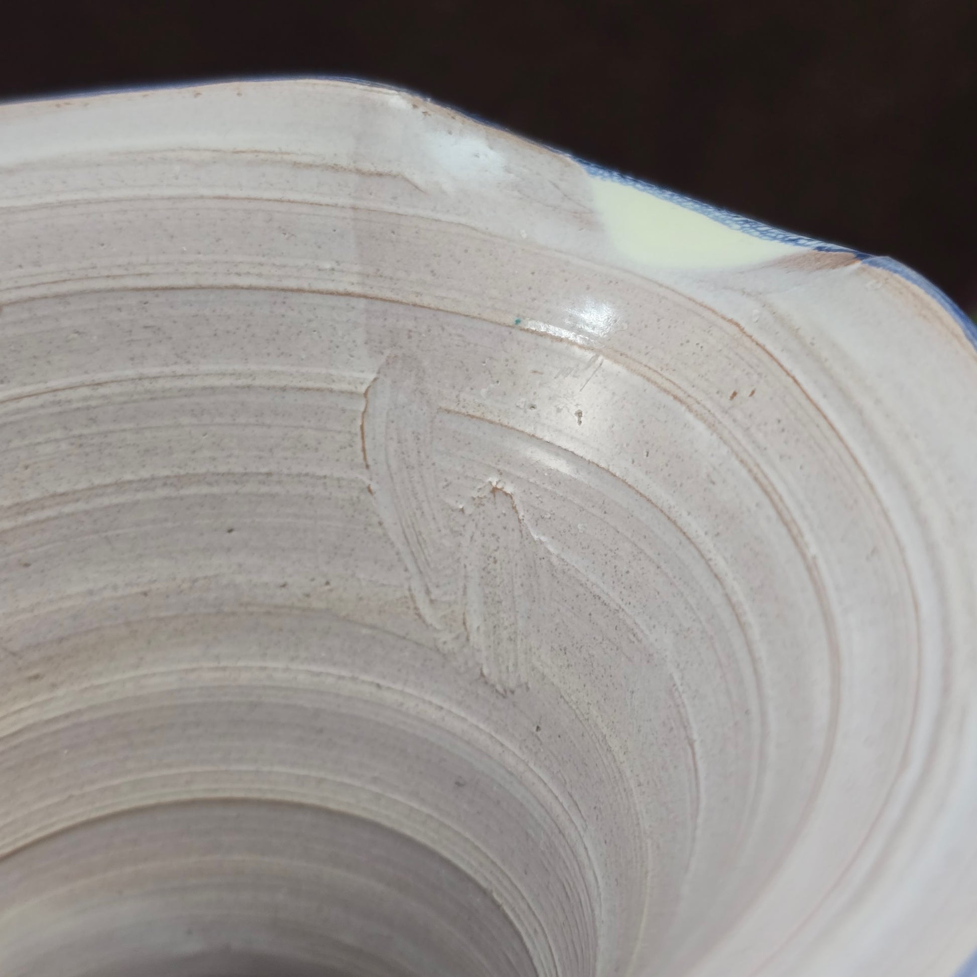 Vintage-Krug von Ainring Keramik, 1970er Jahre. Handarbeit mit Blumendekor & geflochtenem Griff. Leichte Unregelmäßigkeiten – ein echtes Unikat mit Charme!