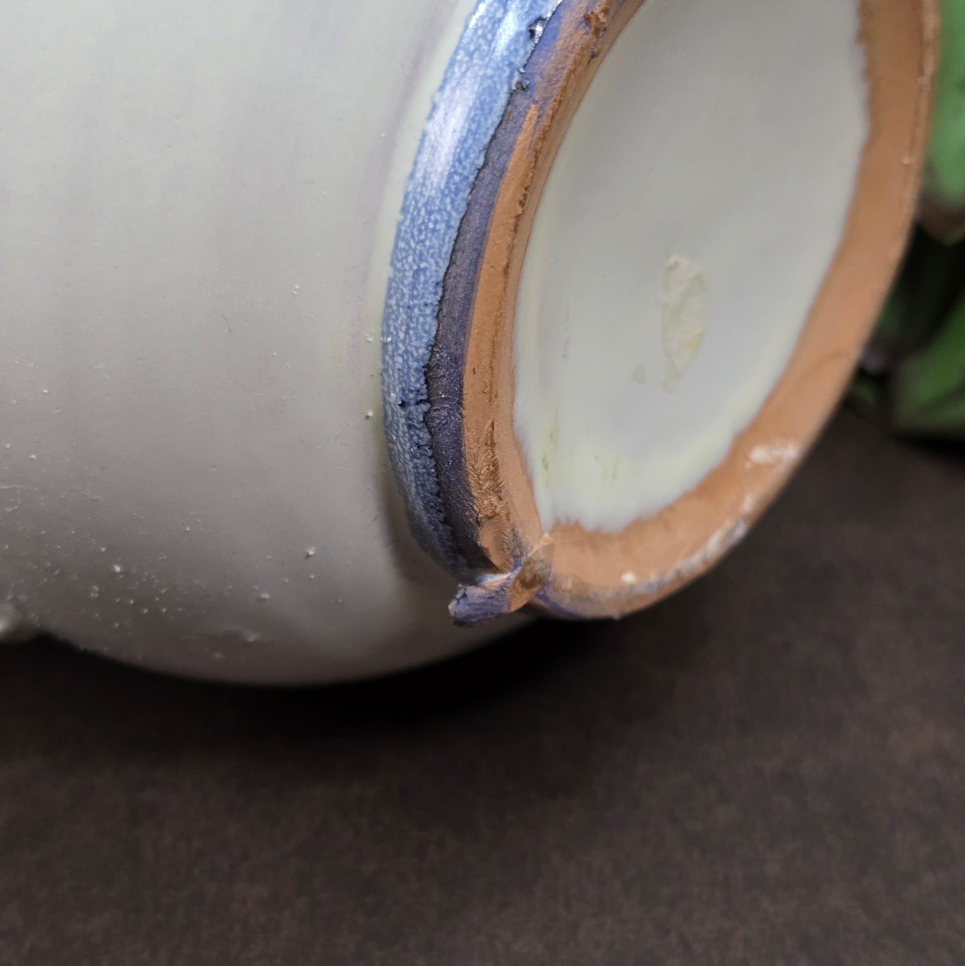 Vintage-Krug von Ainring Keramik, 1970er Jahre. Handarbeit mit Blumendekor & geflochtenem Griff. Leichte Unregelmäßigkeiten – ein echtes Unikat mit Charme!