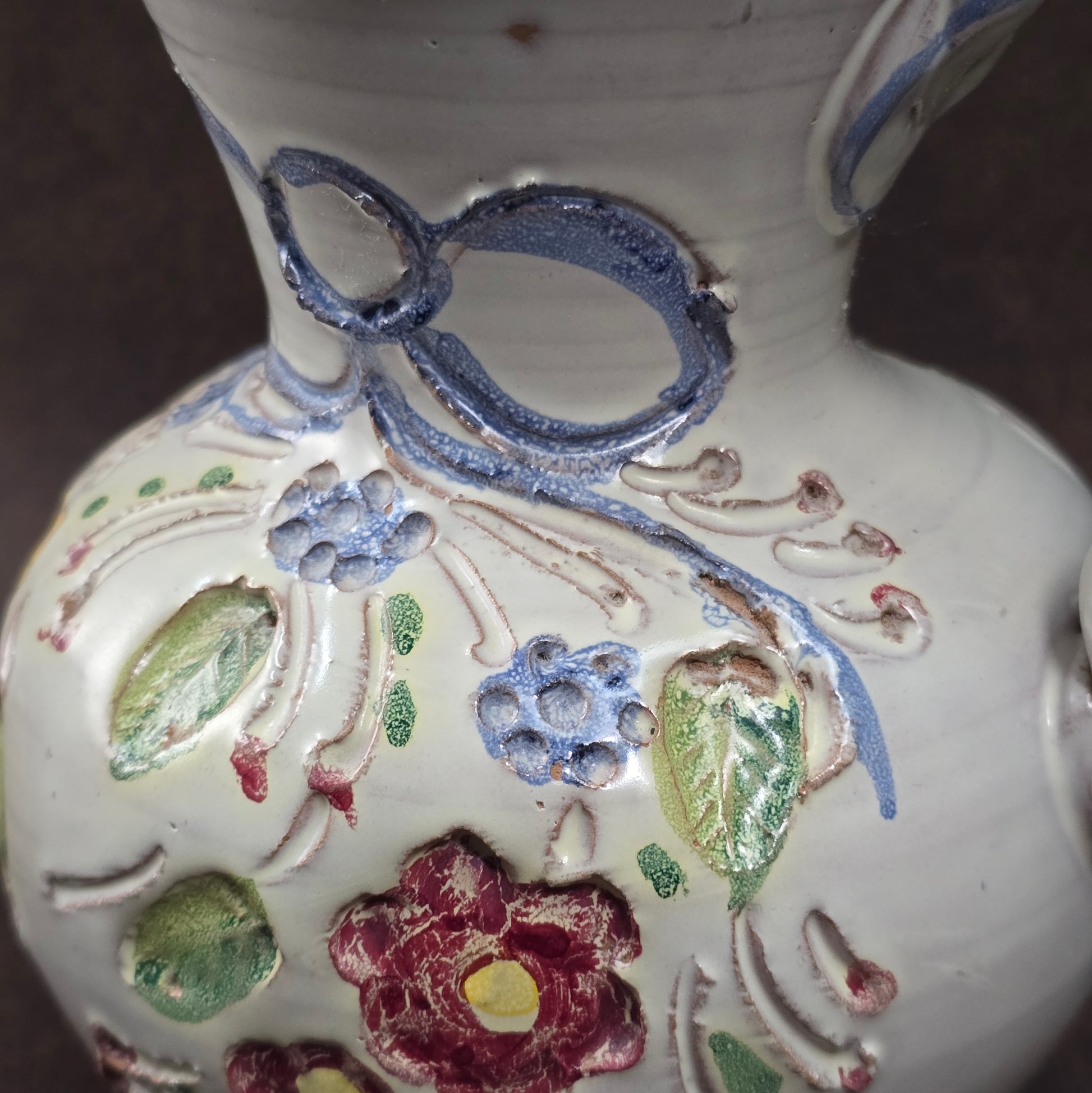 Vintage-Krug von Ainring Keramik, 1970er Jahre. Handarbeit mit Blumendekor & geflochtenem Griff. Leichte Unregelmäßigkeiten – ein echtes Unikat mit Charme!