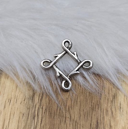 4 Vintage-Multiverbinder in antikem Silber – beidseitig geprägt, 21 mm groß, mit 4 Ösen. Ideal für Ketten, Ohrringe & DIY-Schmuckprojekte. Jetzt im 4er-Set entdecken!