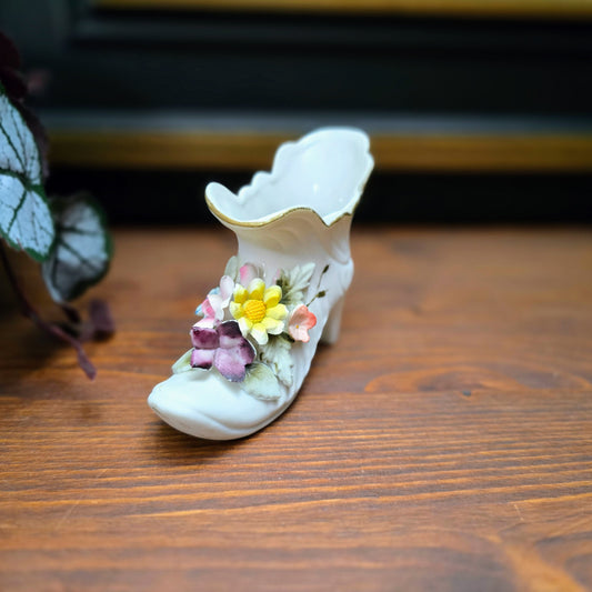 Vintage-Porzellanschuh von Kelvin Fine China, Japan 1950er – mit floraler Verzierung, mattes Bisquit-Porzellan, romantische Deko