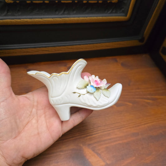 Vintage-Porzellanschuh von Kelvin Fine China, Japan 1950er – mit floraler Verzierung, mattes Bisquit-Porzellan, romantische Deko