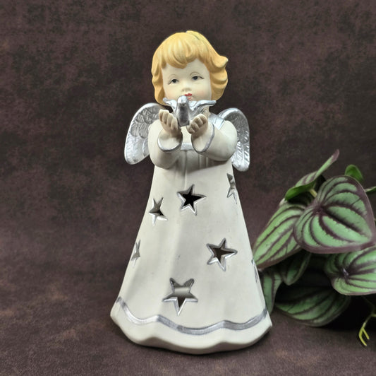 Hochwertiges Keramik-Windlicht in Engel-Form mit ausgestanzten Sternen, handbemalt. Zaubert stimmungsvolles Licht – perfekt für Winterzeit, Weihnachten oder als Geschenk.