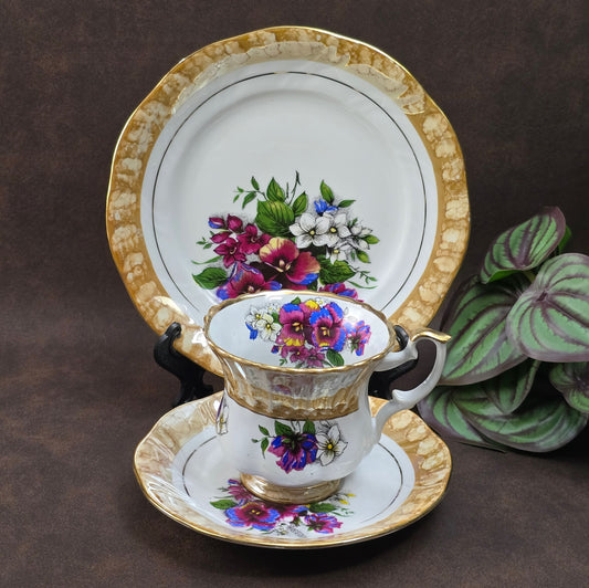 3-teiliges Vintage Sammelgedeck von DW Chodziez aus Polen. Zartes Blumenmotiv, cappuccinofarbener Rand & Golddekor machen dieses Porzellanset zu einem echten Blickfang.