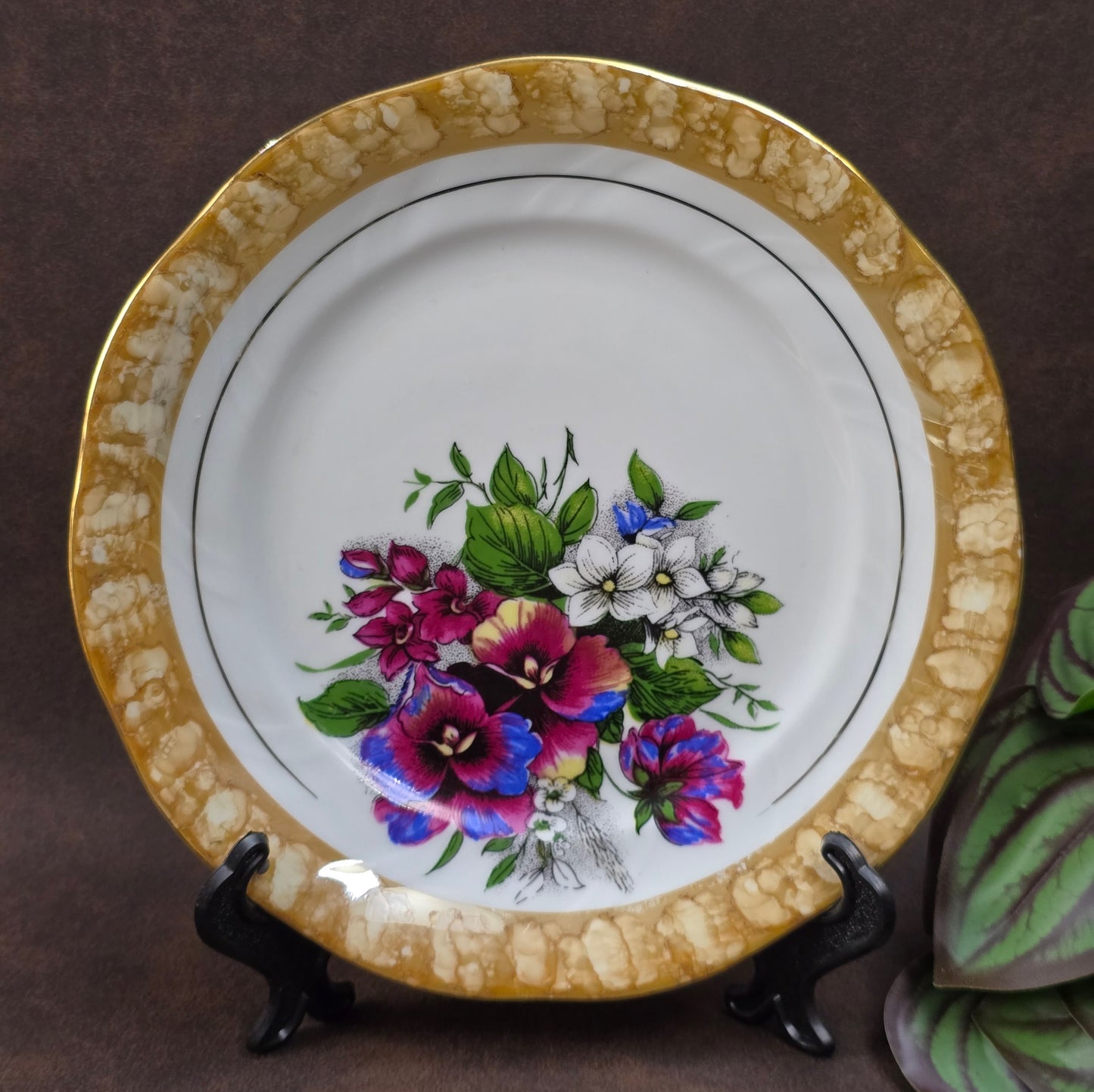 3-teiliges Vintage Sammelgedeck von DW Chodziez aus Polen. Zartes Blumenmotiv, cappuccinofarbener Rand & Golddekor machen dieses Porzellanset zu einem echten Blickfang.