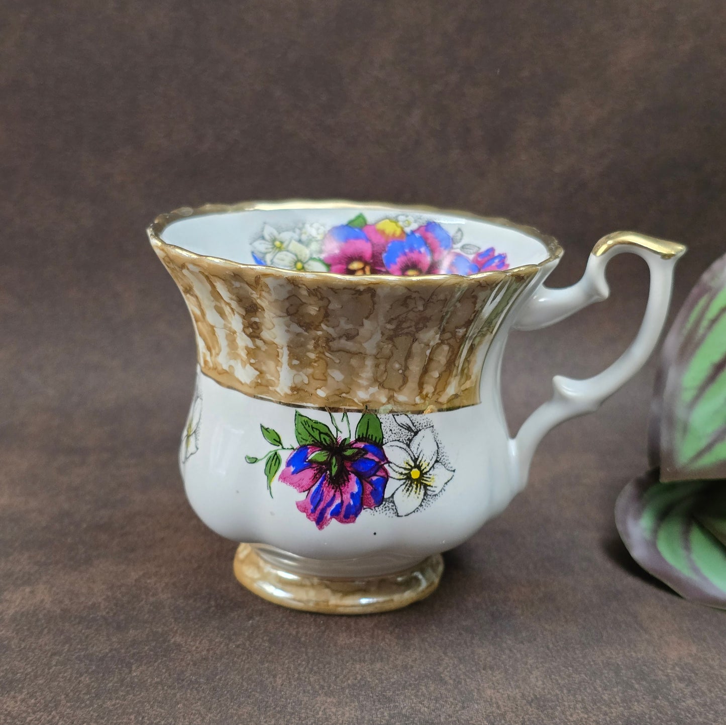 3-teiliges Vintage Sammelgedeck von DW Chodziez aus Polen. Zartes Blumenmotiv, cappuccinofarbener Rand & Golddekor machen dieses Porzellanset zu einem echten Blickfang.