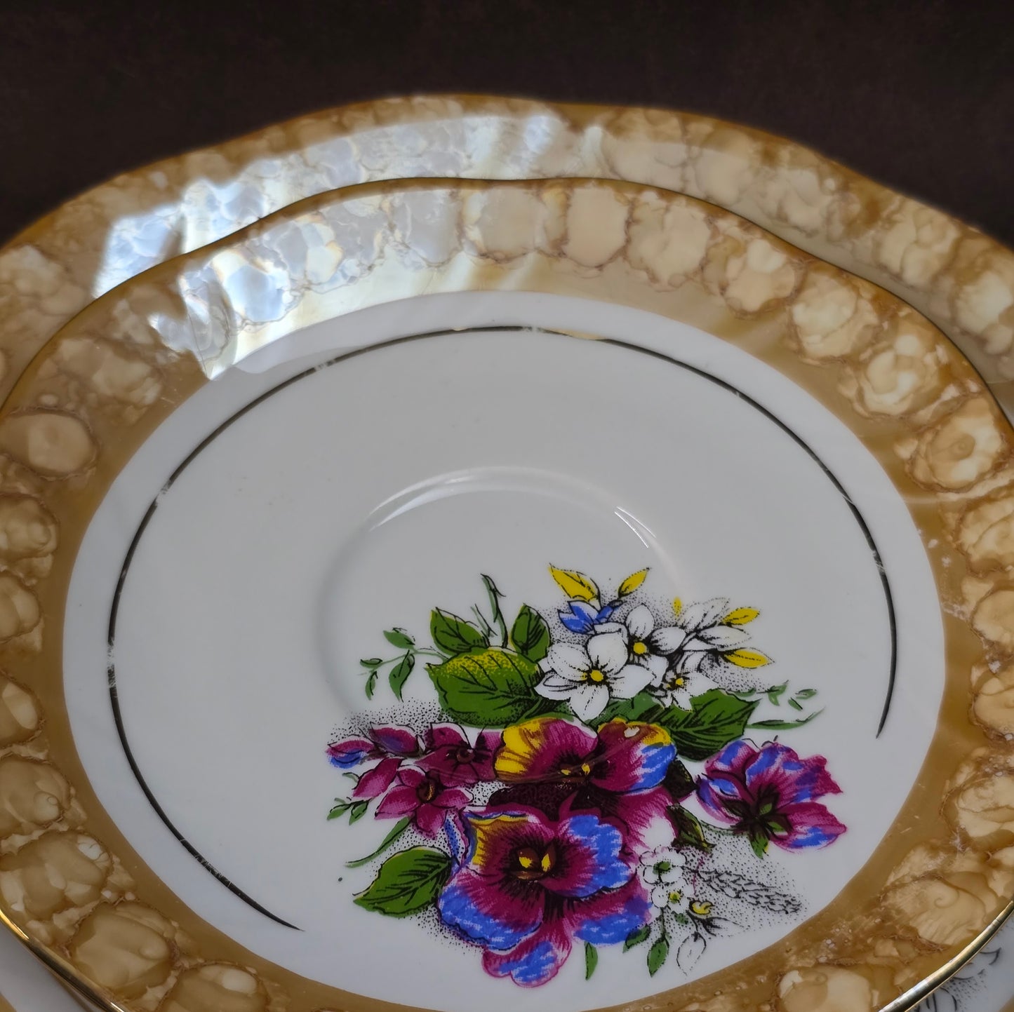 3-teiliges Vintage Sammelgedeck von DW Chodziez aus Polen. Zartes Blumenmotiv, cappuccinofarbener Rand & Golddekor machen dieses Porzellanset zu einem echten Blickfang.