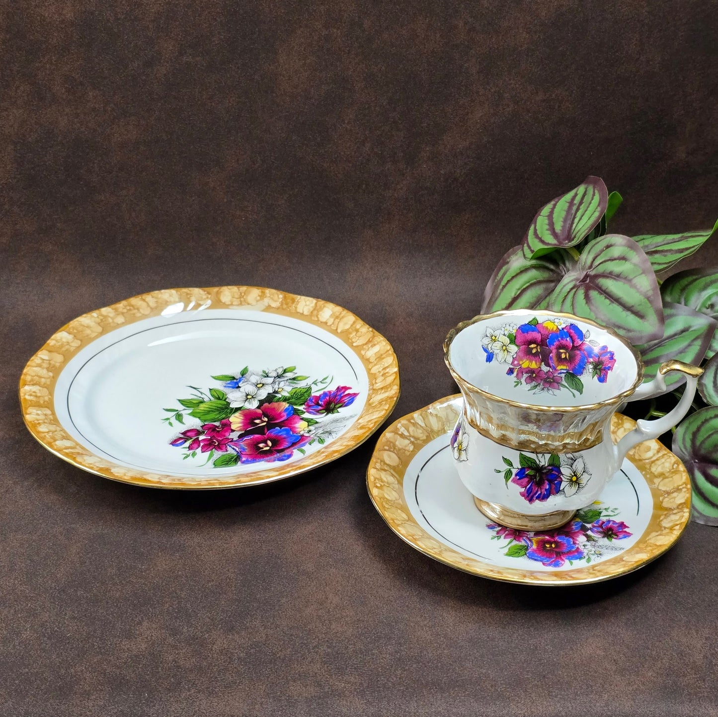 3-teiliges Vintage Sammelgedeck von DW Chodziez aus Polen. Zartes Blumenmotiv, cappuccinofarbener Rand & Golddekor machen dieses Porzellanset zu einem echten Blickfang.