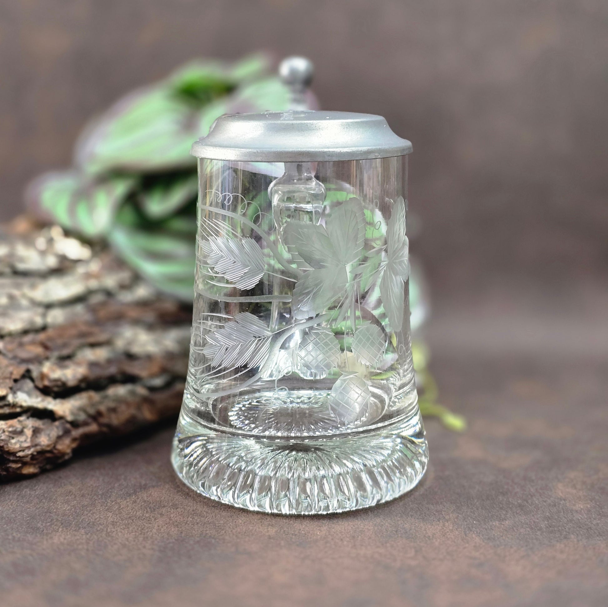 Klassischer Bierseidel von ALWE aus den 80er Jahren – 0,5L Fassungsvermögen, stabiles Kristallglas mit Zinndeckel und Gravur „Hopfen & Malz“. Ideal als Geschenk für Sammler oder Bierfreunde.