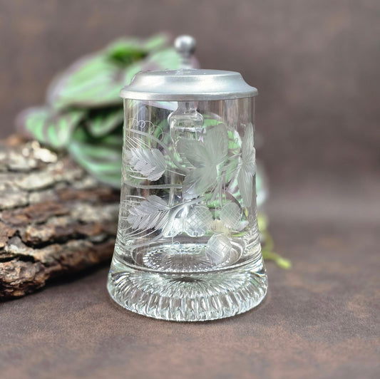 Klassischer Bierseidel von ALWE aus den 80er Jahren – 0,5L Fassungsvermögen, stabiles Kristallglas mit Zinndeckel und Gravur „Hopfen & Malz“. Ideal als Geschenk für Sammler oder Bierfreunde.