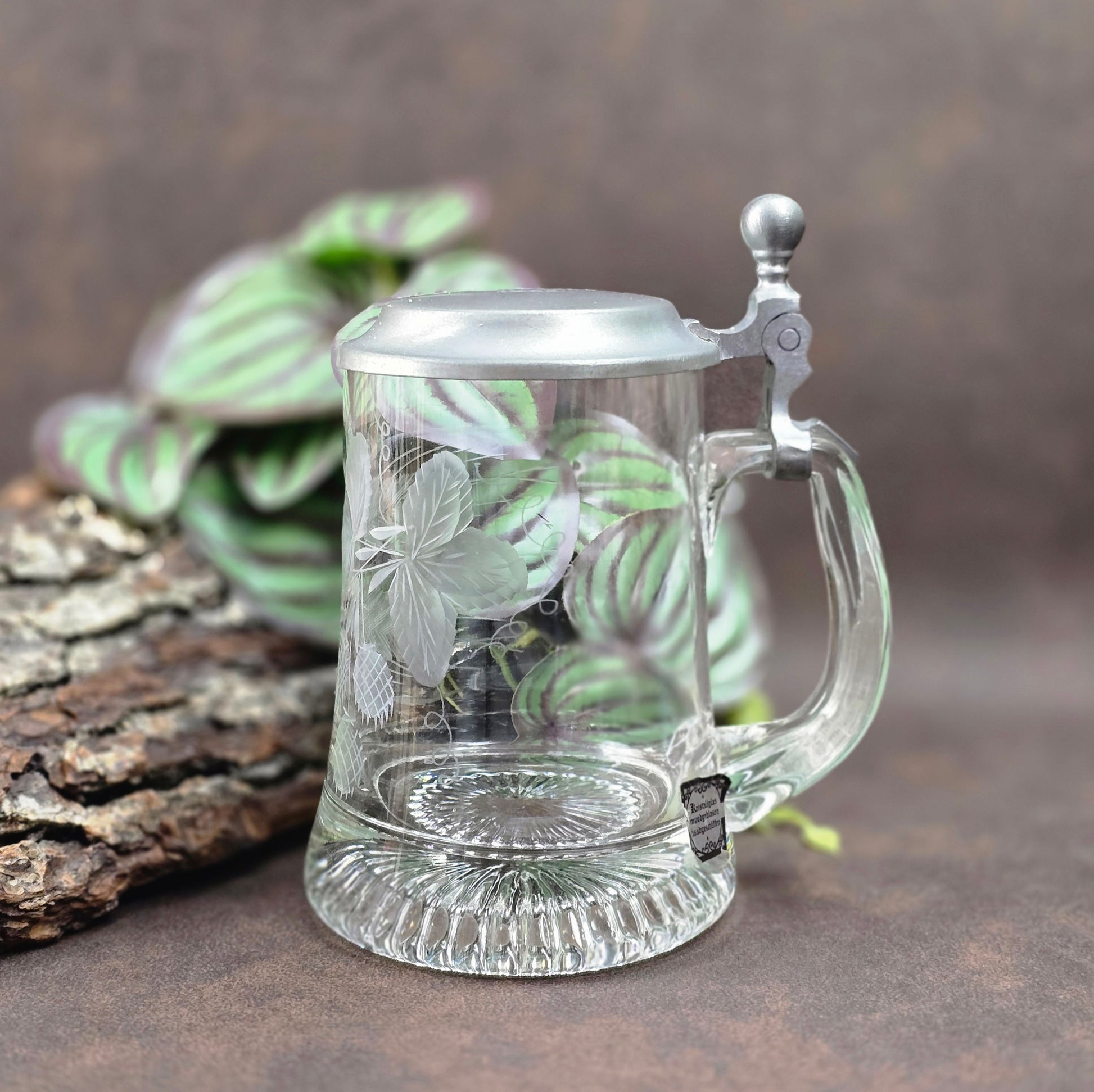 Klassischer Bierseidel von ALWE aus den 80er Jahren – 0,5L Fassungsvermögen, stabiles Kristallglas mit Zinndeckel und Gravur „Hopfen & Malz“. Ideal als Geschenk für Sammler oder Bierfreunde.