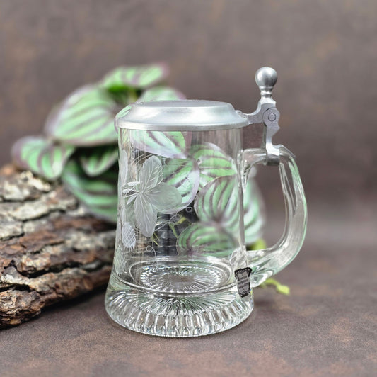 Klassischer Bierseidel von ALWE aus den 80er Jahren – 0,5L Fassungsvermögen, stabiles Kristallglas mit Zinndeckel und Gravur „Hopfen & Malz“. Ideal als Geschenk für Sammler oder Bierfreunde.