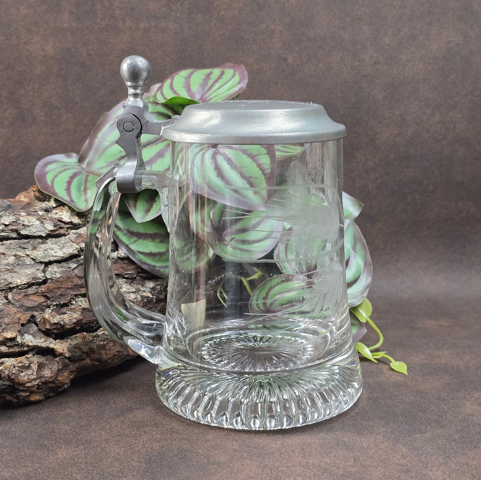 Klassischer Bierseidel von ALWE aus den 80er Jahren – 0,5L Fassungsvermögen, stabiles Kristallglas mit Zinndeckel und Gravur „Hopfen & Malz“. Ideal als Geschenk für Sammler oder Bierfreunde.