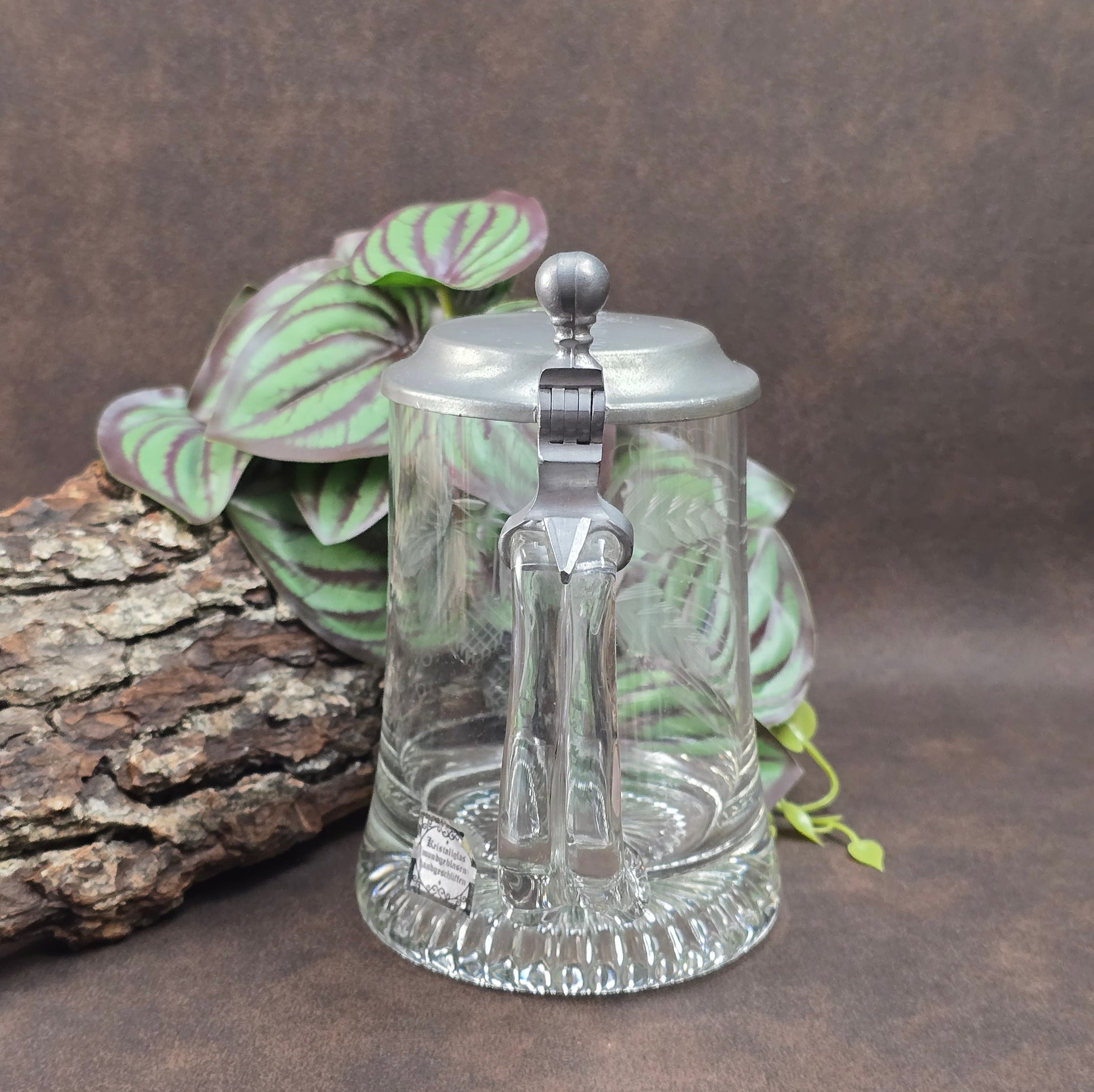 Klassischer Bierseidel von ALWE aus den 80er Jahren – 0,5L Fassungsvermögen, stabiles Kristallglas mit Zinndeckel und Gravur „Hopfen & Malz“. Ideal als Geschenk für Sammler oder Bierfreunde.