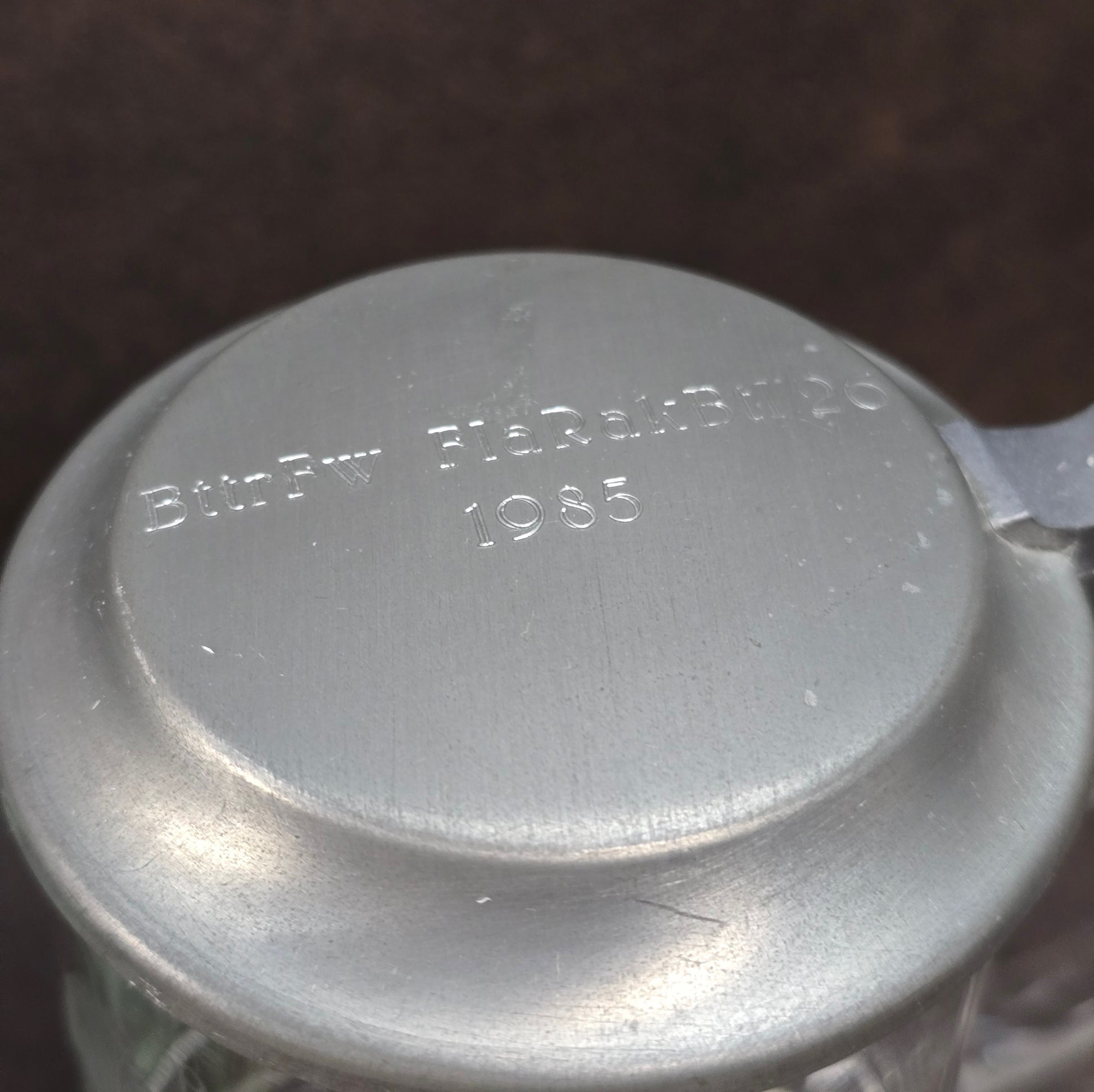 Klassischer Bierseidel von ALWE aus den 80er Jahren – 0,5L Fassungsvermögen, stabiles Kristallglas mit Zinndeckel und Gravur „Hopfen & Malz“. Ideal als Geschenk für Sammler oder Bierfreunde.