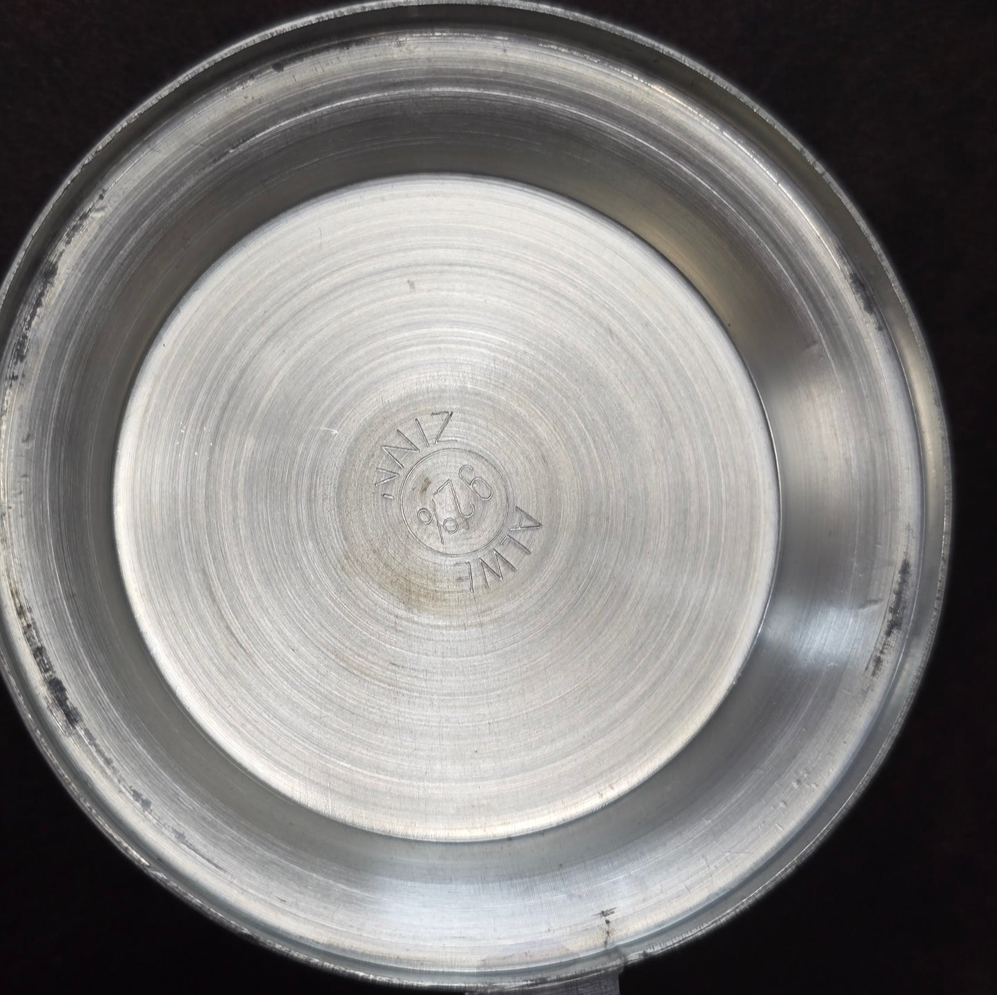 Klassischer Bierseidel von ALWE aus den 80er Jahren – 0,5L Fassungsvermögen, stabiles Kristallglas mit Zinndeckel und Gravur „Hopfen & Malz“. Ideal als Geschenk für Sammler oder Bierfreunde.